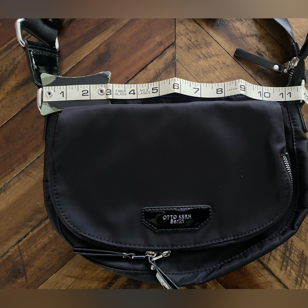 Black Crossbody Bag — Classic Everyday Carry - Picture 7 of 10